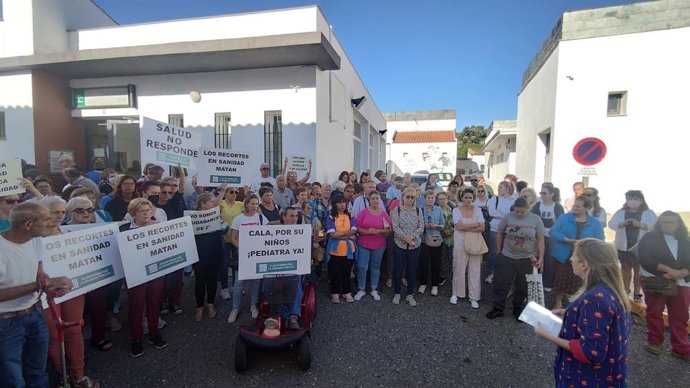 La secretaria de Política Municipal del PSOE de Huelva y alcaldesa de Cala, Maite Rodríguez, protesta junto a vecinos de Cala por la situación del servicio médico en el municipio.