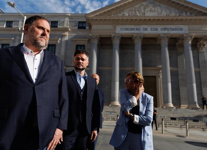 El líder de ERC, Oriol Junqueras (i) y el portavoz de ERC en el Congreso, Gabriel Rufián (c), llegan al Congreso de los Diputados 