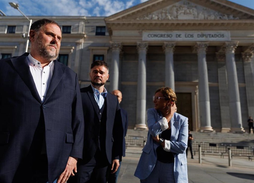 El líder de ERC, Oriol Junqueras (i) y el portavoz de ERC en el Congreso, Gabriel Rufián (c), llegan al Congreso de los Diputados