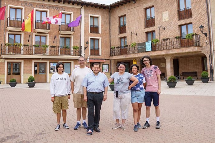 Archivo - Alma, Pablo y sus tres hijos  con el concejal de repoblación de Belorado