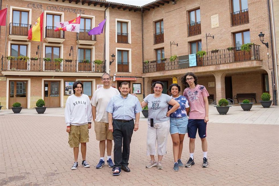 Archivo - Alma, Pablo y sus tres hijos con el concejal de repoblación de Belorado