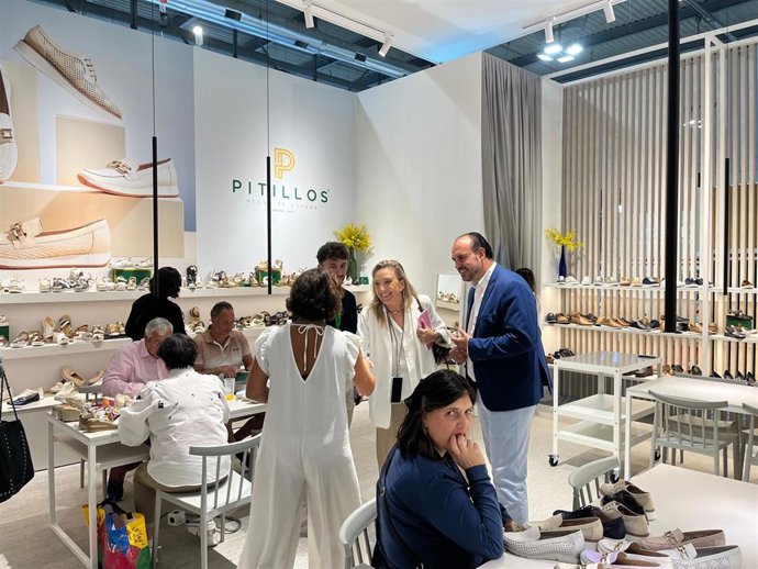 Belinda León destaca la "calidad" del sector riojano del calzado, con 14 empresas en el Salón Internacional de Milán