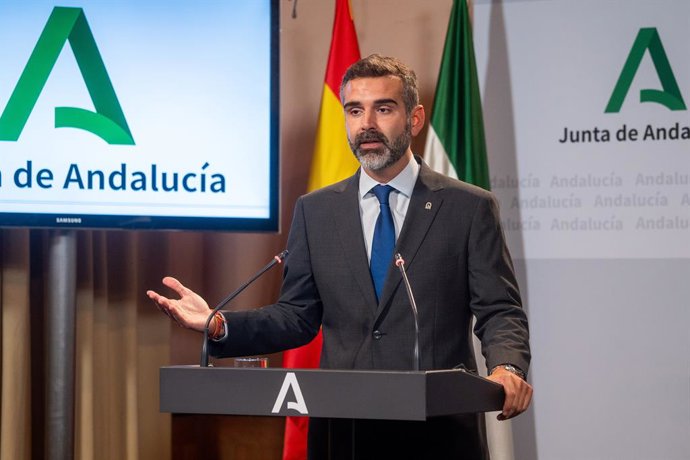 El consejero de Sostenibilidad, Medio Ambiente y Economía Azul de la Junta de Andalucía y portavoz del gobierno, Ramón Fernández-Pacheco, en la rueda de prensa tras el Consejo de Gobierno andaluz en el Palacio de San Telmo, a 19 de septiembre de 2023, e