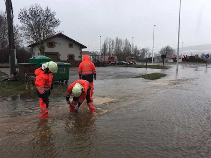 Archivo - Los servicios de emergencias actúan ante las inundaciones.