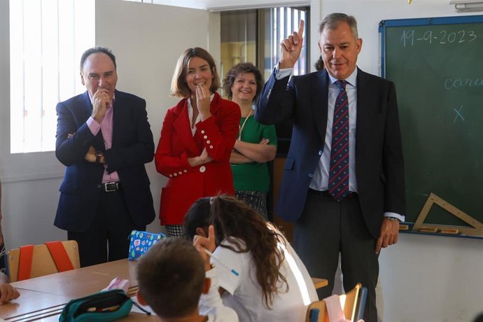 El alcalde de Sevilla, José Luis Sanz, en el CEIP Victoria Díez, acompañado por la delegada de Educación del Ayuntamiento de Sevilla, Blanca Gastalver, y el delegado del Distrito Cerro-Amate y Movilidad, José Lugo.