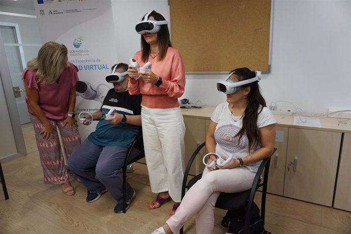 La delegada de Empleo, María Dolores Gálvez, en el centro junto a dos usuarios probando las gafas de realidad virtual.