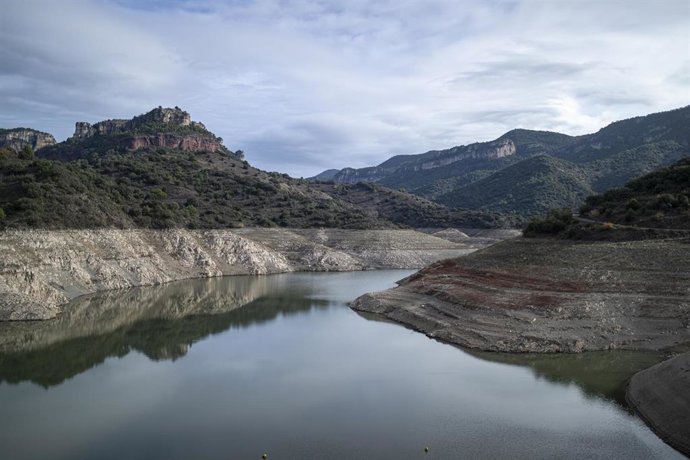 Archivo - Vista del pantano de Siurana, a 24 de noviembre de 2022, en Barcelona, Catalunya (España). La Generalitat ha declarado la alerta por sequía en las cuenca del Ter-Llobregat (Barcelona), que abastece el área metropolitana de Barcelona, y Darnius