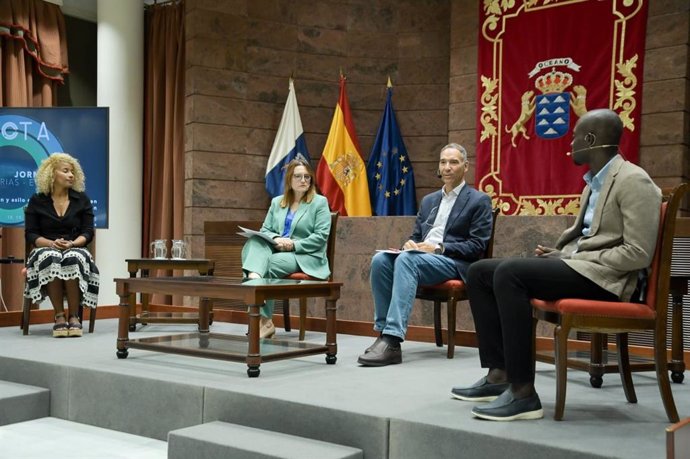 La abogada Loueila Mint, la consejera de Bienestar Social del Gobierno de Canarias, Candelaria Delgado, el director de Obiten, Vicente Zapata y el confundador de la Red Canaria de Acogida, Mame Cheikh Mbaye Seck, en una mesa debate en el Parlamento