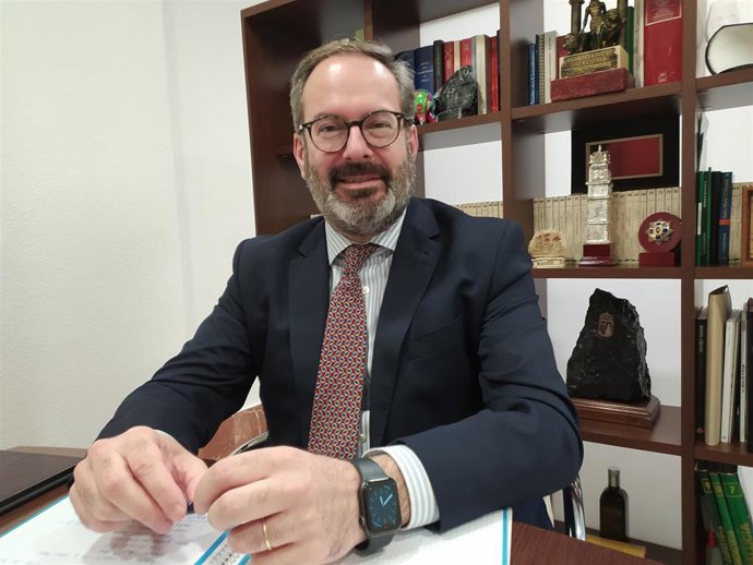 Archivo - El delegado del Gobierno andaluz en Córdoba, Adolfo Molina, en su despacho.