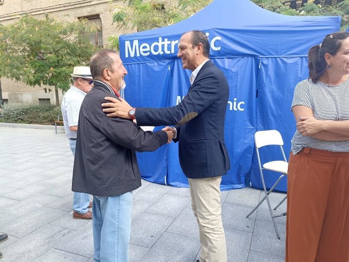 El consejero de Sanidad ha visitado la carpa, ubicada en la calle Moret de la capital aragonesa.