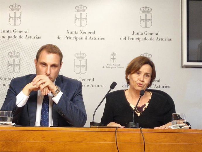 El diputado de Foro, Adrián Pumares, y la alcaldesa de Gijón y presidenta de Foro, Carmen Moriyón, en la Junta General