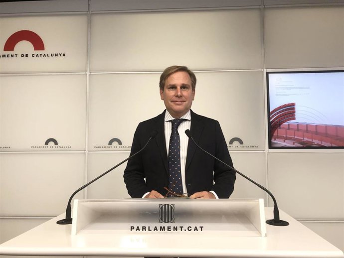 El portavoz de Vox en el Parlament, Joan Garriga, en una rueda de prensa