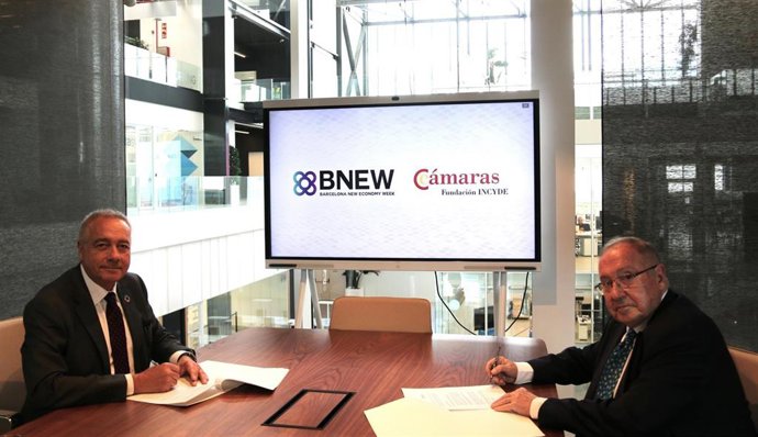 El presidente de Incyde, José Luis Bonet, y el delegado especial del Estado en el CZFB, Pere Navarro, han firmado el acuerdo de colaboración entre ambos actores para el BNEW 2023 este martes en Barcelona