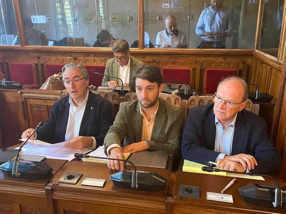 Pablo González, a la izquierda
