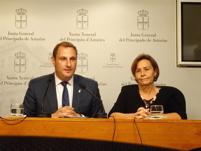 El diputado de Foro, Adrián Pumares, y la alcaldesa de Gijón y presidenta de Foro, Carmen Moriyón