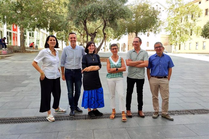 La artista Marina Visual con el jurado del I Premi Ara Llibres de No Ficció