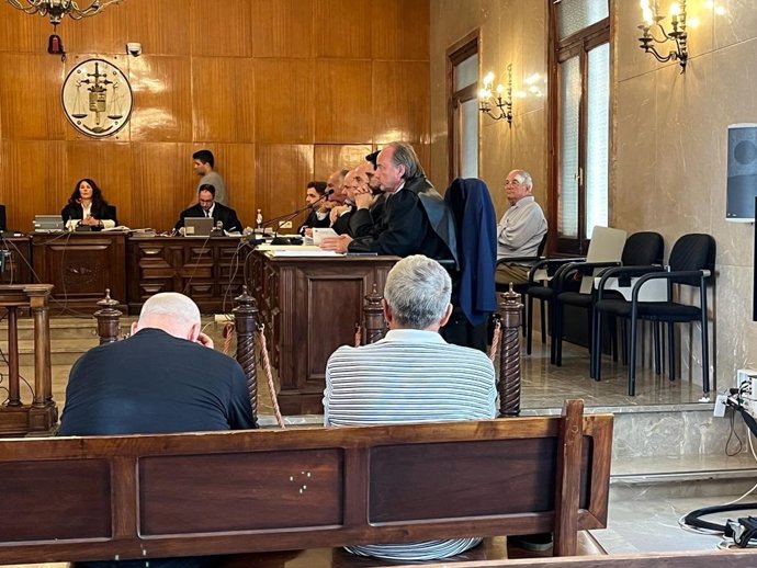 En el banquillo, los dos hombres acusados de organizar el asalto a una finca en Porreres en 2018. Tras los abogados, en una butaca, el propietario, acusado por homicidio por disparar a uno de los ladrones.