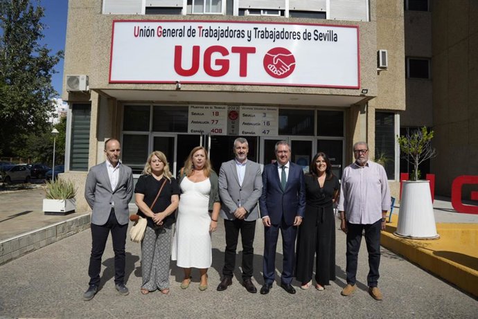 Reunión entre las direcciones de UGT-A y el PSOE-A en la sede del sindicato en Sevilla.