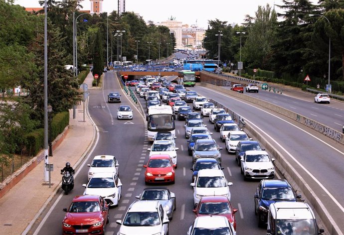 Archivo - Atasco en la autovía A-6, a 12 de mayo de 2023, en Madrid (España). La Dirección General de Tráfico (DGT) prevé un total de 993.000 desplazamientos de largo recorrido entre hoy y el próximo lunes 15 de mayo en Madrid y su área metropolitana co