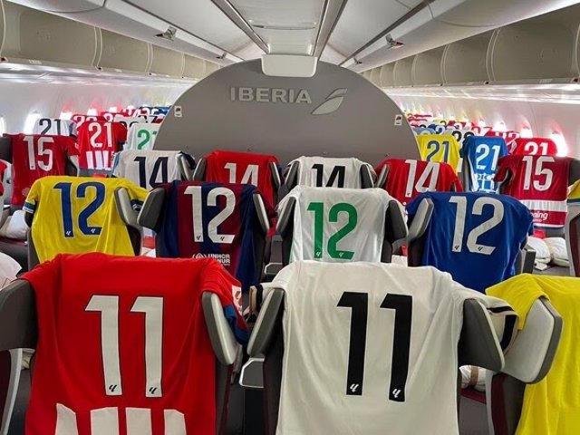 Los pasajeros de un vuelo de Iberia a Bogotá se intercambian camisetas de LaLiga junto al exfutbolista Joaquín Sánchez.