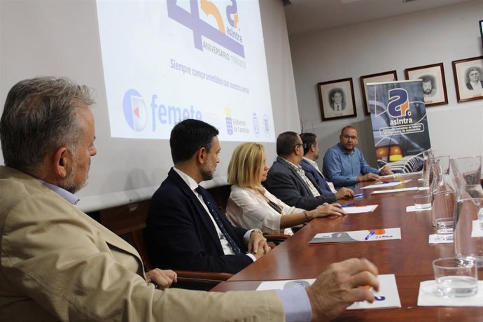 Francisco Roca, presidente de Asintra; Lope Afonso, vicepresidente del Cabildo de Tenerife; Ana Zurita, directora general de Industria del Gobierno de Canarias; Manuel Fernández, consejero de Industria del Cabildo de Tenerife