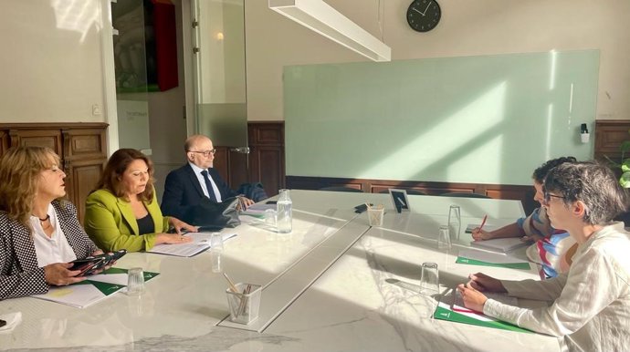 La consejera de Agricultura, Pesca, Agua y Desarrollo Rural, Carmen Crespo, durante la reunión mantenida con Arepo en Bruselas.