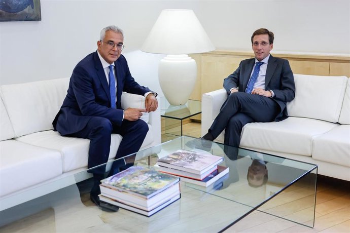 El portavoz del Grupo Municipal del Partido Popular, Carlos Izquierdo, se reúne con el alcalde, José Luis Martínez-Almeida.