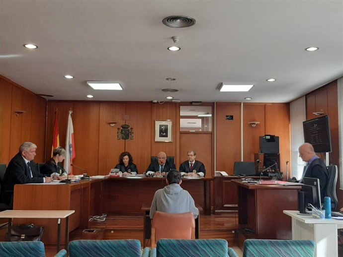 Acusado de violar a una de sus hermanas y abusar de otra y de una amiga de esta, en el juicio contra él en la Audiencia de Cantabria
