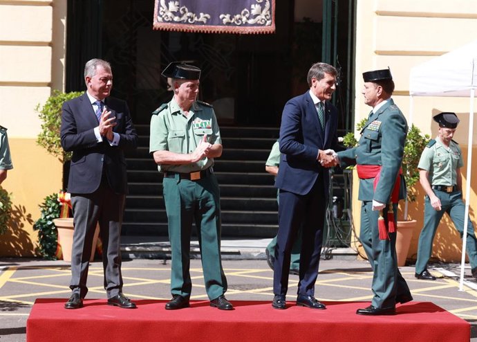 Acto de despedida de bandera del general jefe de la IV Zona de la Guardia Civil de Andalucía