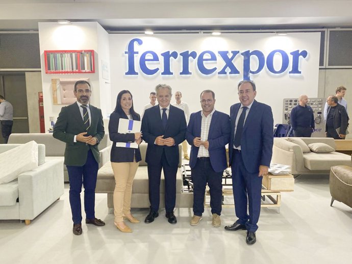 El presidente de la Diputación de Córdoba, Salvador Fuentes (centro), en la Feria Hábitat Valencia.