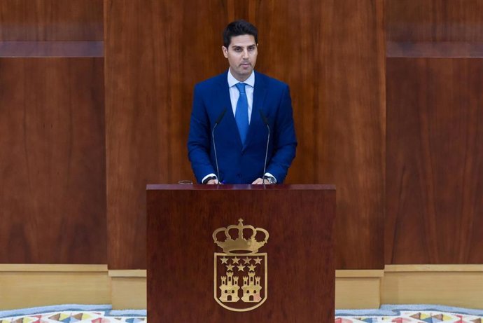 El consejero de Educación, Ciencia y Universidades, Emilio Viciana Duro, durante una intervención en el Pleno de la Asamblea. 