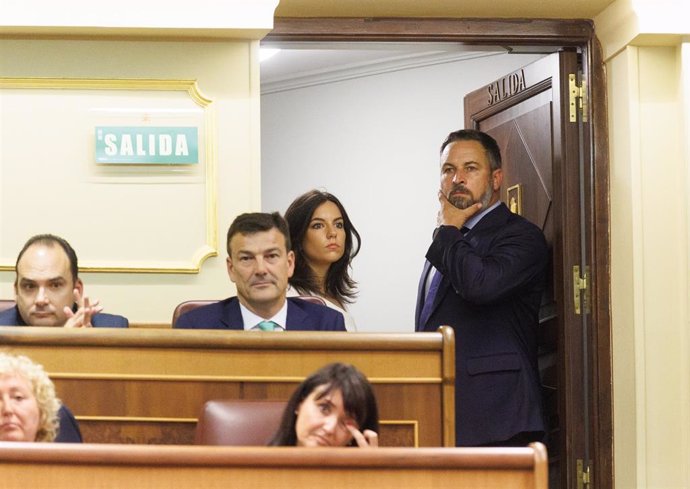 El presidente de VOX, Santiago Abascal, tras salir de una sesión plenaria en la se aprueba el uso de las lenguas cooficiales en el Congreso de los Diputados, a 19 de septiembre de 2023, en Madrid (España). La aprobación 'exprés' del uso del catalán, el 