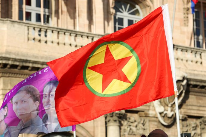 Archivo - January 7, 2023, Marseille, France: View of a Kurdish flag during the demonstration. The Kurdish community of France gathered to pay a tribute to the three PKK militants killed 10 years ago rue Lafayette in Paris. In January 2013, a suspect was 