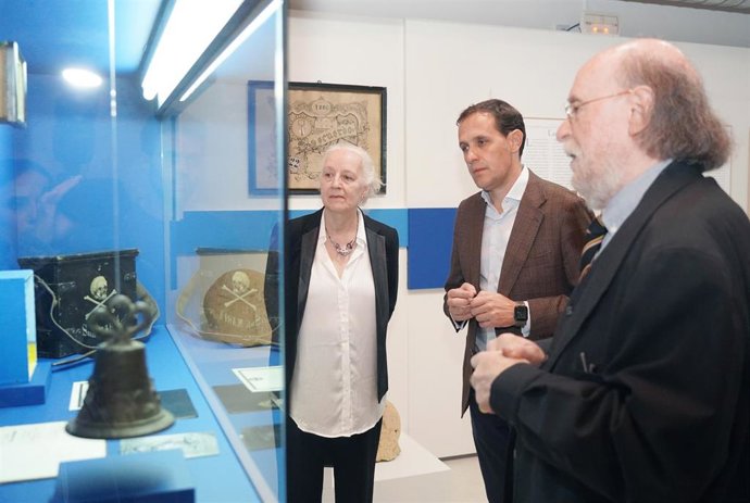 Conrado scar (C)  visita la nueva exposición del centro e-LEA de Urueña (Valladolid).