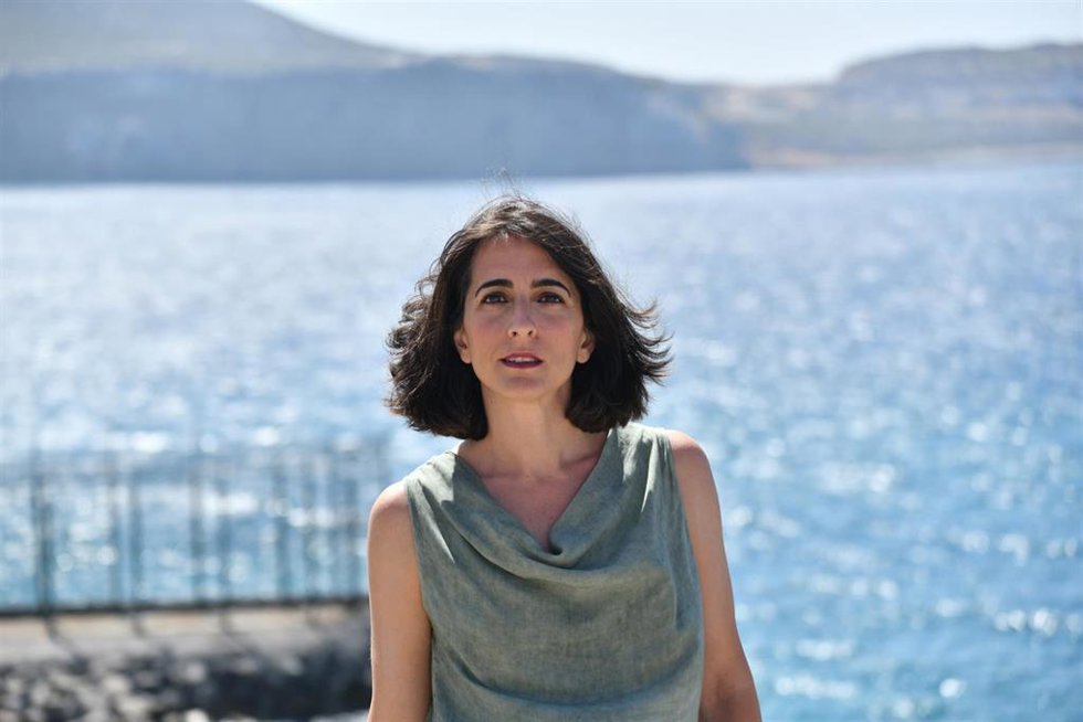 Maria Iglesias ante la valla de Benzu entre Ceuta y Marruecos en aguas del Estrecho