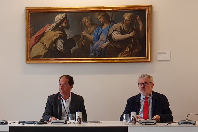 De izquierda a derecha: Javier Arnaldo, director del Centro de Estudios y Miguel Falomir, director del Museo Nacional del Prado, en la presentación de la programación del Centro de Estudios para el curso 2023/2024.