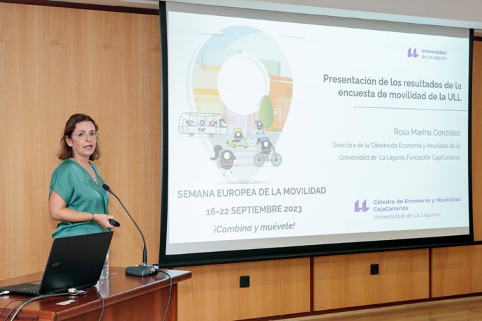 La directora de la Cátedra de Economía y Movilidad CajaCanarias-Universidad de La Laguna, Rosa Marina González, en la presentación de los datos de la encuesta de movilidad