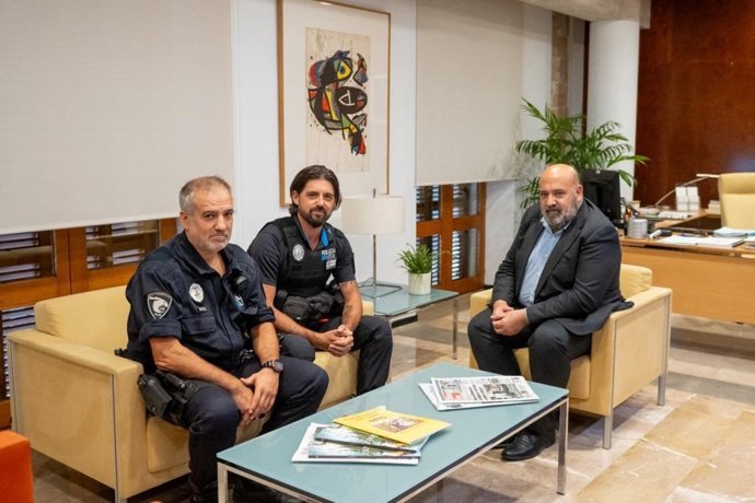 El alcalde de Palma, Jaime Martínez, recibe en audiencia a los policías locales que fueron a Marruecos tras el terremoto