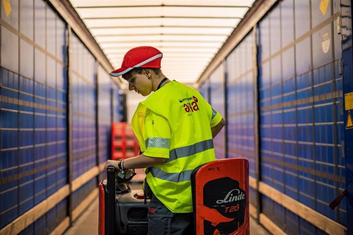 Escuela de Carretilleras GIRA Jóvenes Coca-Cola facilita el acceso laboral a mujeres a través de formación homologada en el área industrial