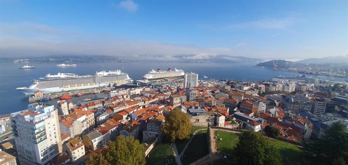 Foto del muelle de cruceros y muelle comercial del puerto de Vigo, en la jornada del 19 de septiembre de 2023, cuando por primera en su historia se produjo la escala simultánea de 5 cruceros, con 15.000 personas a bordo.