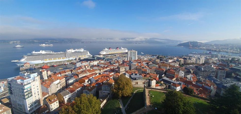 Foto del muelle de cruceros y muelle comercial del puerto de Vigo, en la jornada del 19 de septiembre de 2023, cuando por primera en su historia se produjo la escala simultánea de 5 cruceros, con 15.000 personas a bordo.