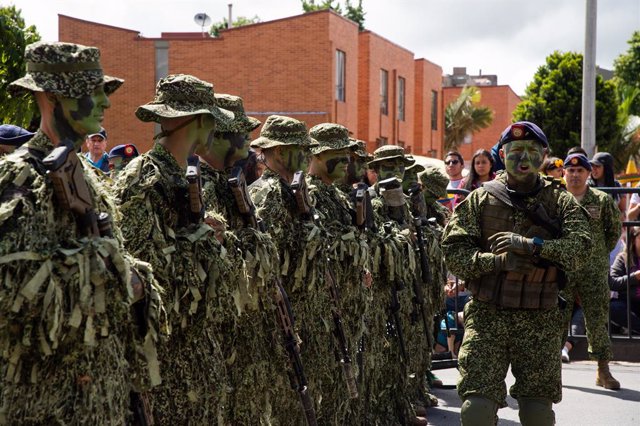 Archivo - July 20, 2023, Bogota, Cundinamarca, Colombia: A unit commander cheers up soldiers moments prior to the parade during the military parade for the 213 years of Colombia's independence, in Bogota, July 20, 2023.