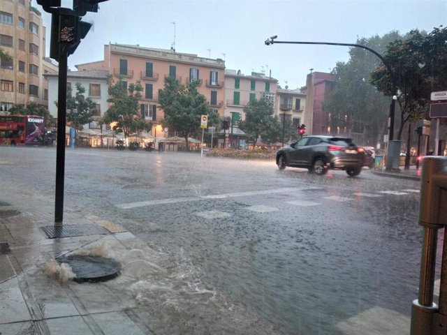 Archivo - Vista de la plaza Juan Carlos I de Palma (Mallorca) durante un día de lluvia.