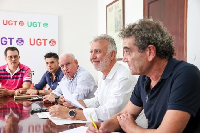El secretario general del PSOE de Canarias, Ángel Víctor Torres, en un encuentro con sindicatos, UGT y CCOO