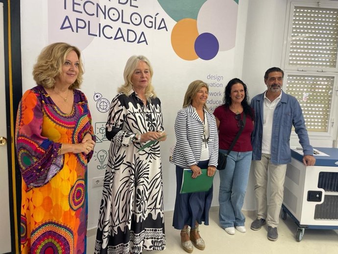 La delegada del Gobierno de la Junta de Andalucía en Cádiz, Mercedes Colombo, inaugura el curso de la FP en el IES Rafael Alberti de Cádiz.