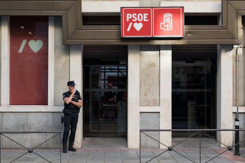 Archivo - Un agente de Policía aguarda en la entrada de la sede del Partido Socialista (PSOE) en la calle Ferraz donde se desarrolla una reunión de la Ejecutiva Federal del PSOE, a 16 de agosto de 2023, en Madrid (España).