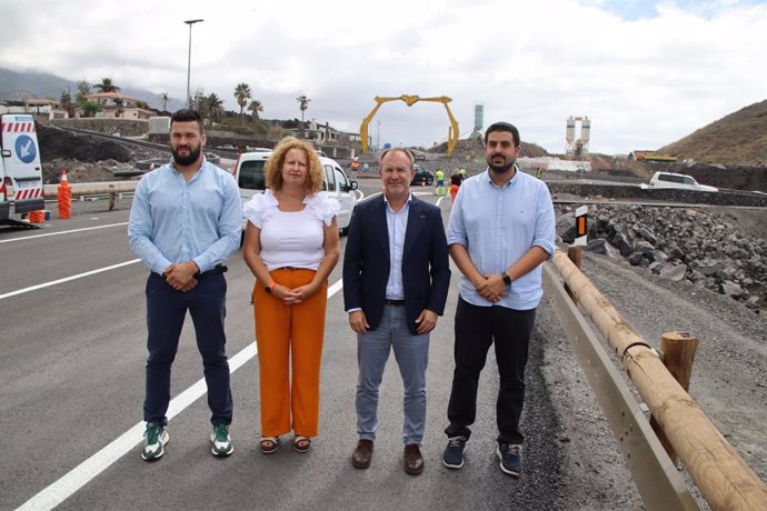 El presidente del Cabildo de La Palma, Sergio Rodríguez, y demás autoridades en el acto de puesta en funcionamiento de la carretera La Laguna-Las Norias