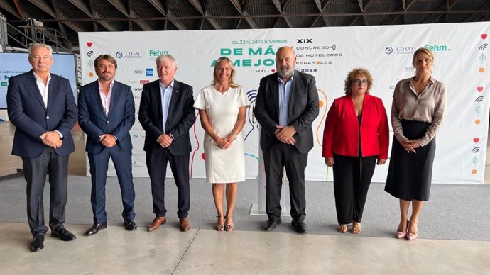 El presidente de Cehat, Jorge Marichal, y la presidenta de la FEHM, María Frontera, junto a otras autoridades, en la presentación del XIX Congreso de Hoteleros Españoles