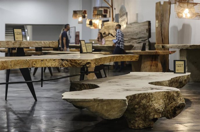 Mesas expuestas durante la inauguración de la 57 edición de Feria Hábitat Valencia y de la 51 edición del Salón Internacional de Textiles para el Hogar y la Decoración, en la Feria de Valencia