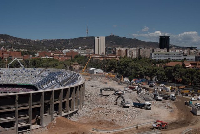 Archivo - El Spotify Camp Nou durante las obras para su remodelación, a 4 de agosto de 2023, en Barcelona, Catalunya (España). La remodelación del estadio es parte del proyecto del 'Espai Barça'. El nuevo Spotify Camp Nou es el protagonista de este plan. 